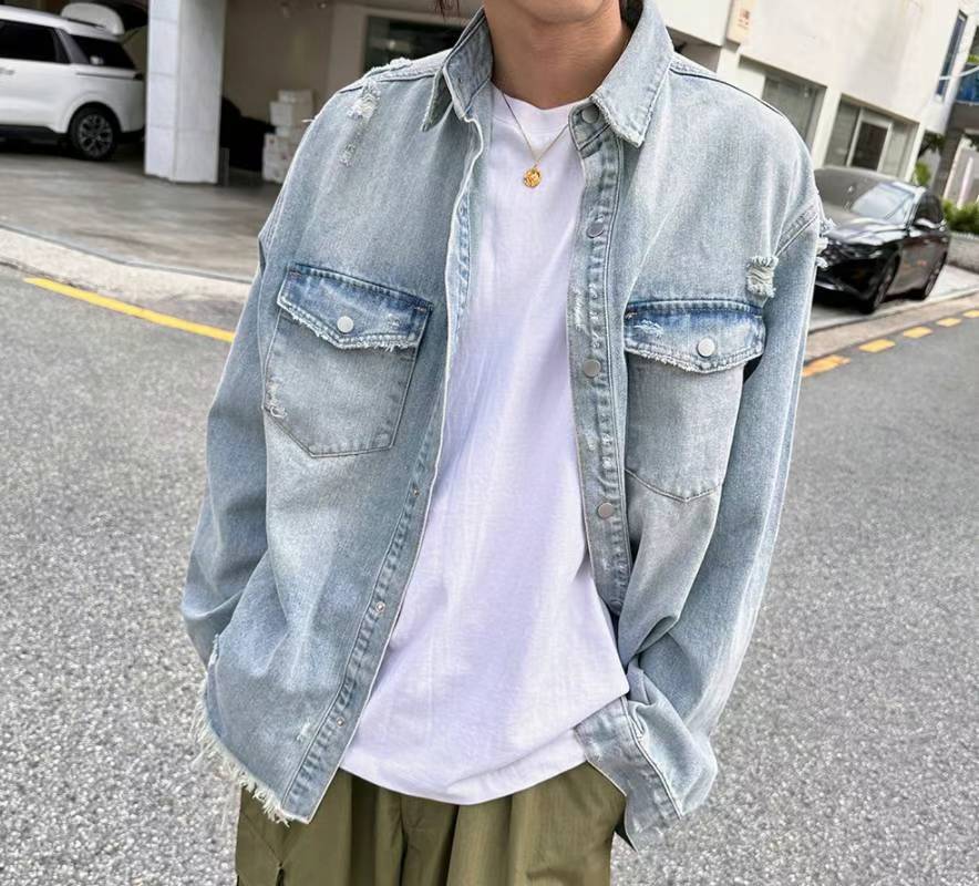 淺色牛仔恤衫
